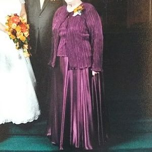 Wine colored Mother of the bride/groom dre…